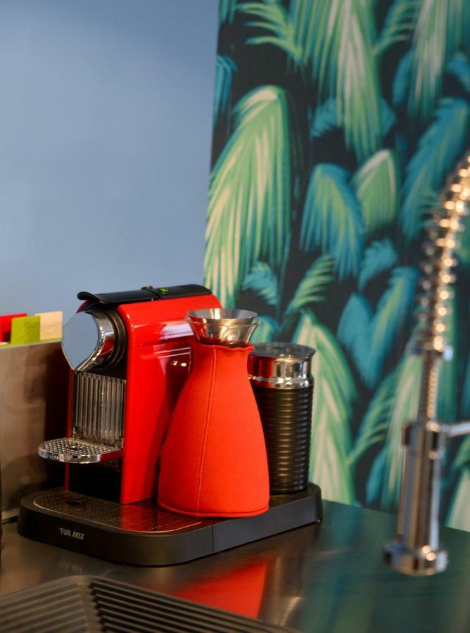Chic And Modern In Hip Area Apartament